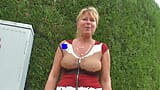 Deutsche Porno - MILF würgt an einem massiven Schwanz und wird dann gefickt snapshot 1