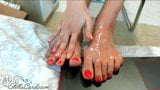Fată de la cameră atingând cu degetul pizda umedă și plăcere cu picioarele - amatoare sol snapshot 6