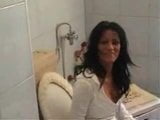 Amateur Jill - pipe dans la salle de bain snapshot 1