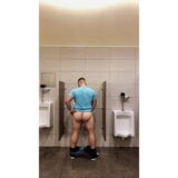 Gay latino mostrando su culo en baño público snapshot 6