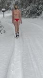 Culo de burbuja en bikini caminando en la nieve snapshot 7