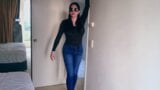 Spogliarello di jeans ladyboy abbastanza asiatico con grandi tette dotate snapshot 2