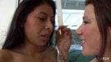 Une latina timide a laissé sa cousine lesbienne russe la baiser après avoir pensé que c'était bizarre snapshot 10