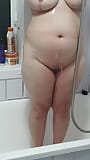 सौतेली मम्मी सौतेले बेटे द्वारा बाथरूम में नग्न पकड़ी गई snapshot 7