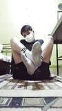 Fofa Twink Misha mostrando suas meias sujas e brincando com porquinho pelos pés snapshot 3