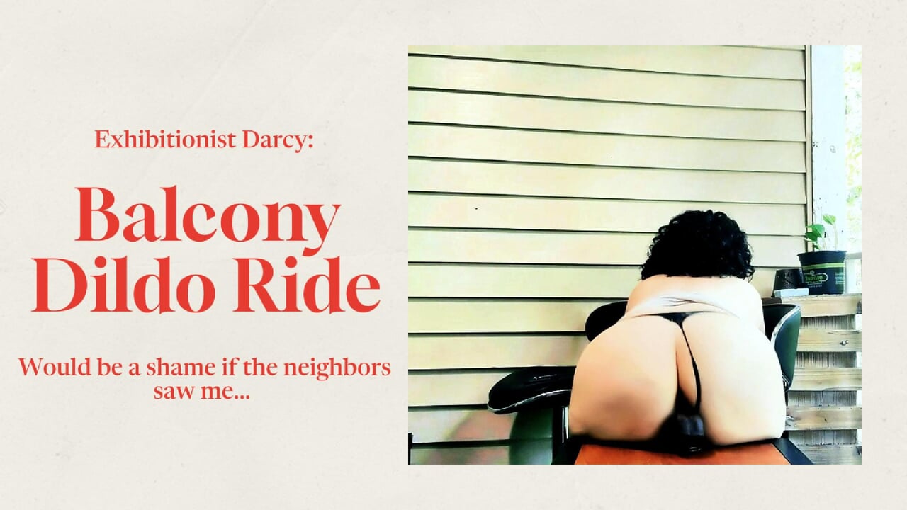 L’exhibitionniste Darcy Delaney chevauche son gode sur le balcon de l’appartement en plein jour