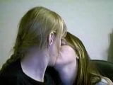 kissing girls 2 snapshot 1