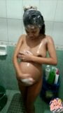 Une petite asiatique enceinte fait une pipe savonneuse sous la douche, puis crache du sperme sur les seins et le ventre snapshot 1