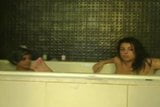 Due ragazze si divertono nella vasca da bagno snapshot 4