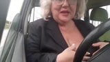 Stoute oma met grote natuurlijke borsten masturbeert in de auto snapshot 5