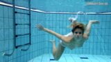 Monica dans la piscine et les filles dans la mer snapshot 5