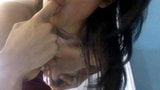 Mayra Lizette lutscht Finger 2 snapshot 3