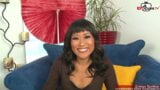 Asiatische Schlampe in Nylons genießt interracial Sex mit dem BBC snapshot 2