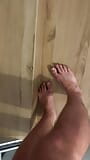 Diciottenne creampie al gloryhole da uno sconosciuto mentre il fidanzato guarda snapshot 1