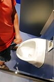 Riskante Masturbation in einer öffentlichen Toilette im Einkaufszentrum snapshot 5