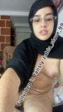 Une fille arabe musulmane accro à la succion de la bite bave beaucoup de bave. snapshot 1