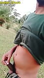 India gay al aire libre jugando y masturbándose con gran polla snapshot 7