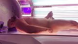 Bambam wichst im Solarium im Fitnessstudio snapshot 2