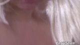 Oma Lacey Starr in sexy Strümpfen wird von geilem Lesben gefingert snapshot 2