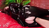 Latex-milf liebt es, gedehnt zu werden und muschi gefistet zu werden, heißes glänzendes kurviges mädchen stöhnt und hat einen orgasmus (arya grander) snapshot 13