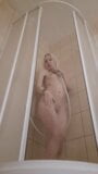 Je regarde ma femme sexy jouer sous la douche snapshot 10