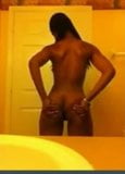 Zwart meisje naakt in de badkamer. snapshot 1