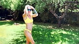 Žluté plavky, blonďatá dokonalá Zazie Skymm snapshot 6