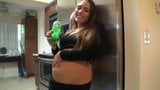 Большая беременная и раздутый живот snapshot 7