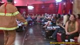 Chicas cachondas soplan pollas de strippers en la despedida de soltera snapshot 1