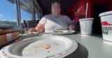 Clignotant ses seins dans une pizzeria snapshot 1