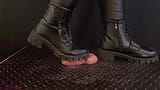 Agresywne tupanie CBT w czarnych skórzanych butach bojowych z tamystarly - bootjob showjob ballbusting snapshot 4