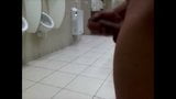 Punheta no banheiro nakupuje - peno no flagra snapshot 4
