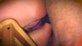 Close-up creampie e esperma fluindo da buceta latejante na banqueta snapshot 15