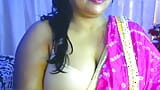 Chica desi caliente y sexy está mostrando y disfrutando de sus tetas jóvenes. snapshot 2