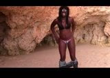 La nostra moglie africana si diverte in spiaggia snapshot 2