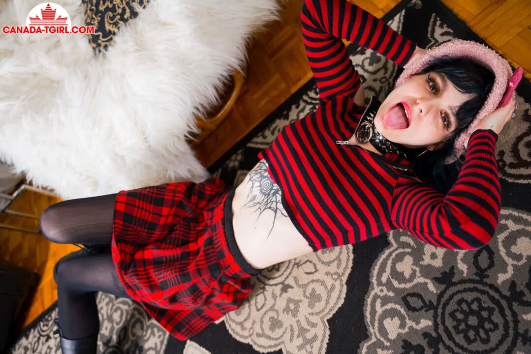 CANADA TGIRL - Mamashroomz nagyon kanos és dildón játszik