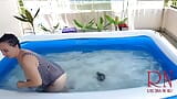 Pause respiration sous l’eau. Domination, sexe brutal. La nudiste Regina Noir nage, suce et baise dans la piscine. snapshot 19