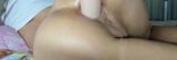 Chica flaca masturbándose mientras ve porno snapshot 3