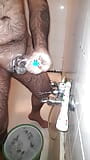 Ich fange meinen dicken großen behaarten schwanz mit seife und heißem wasser in der dusche im badehaus an snapshot 7