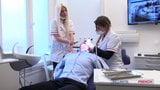 Il dentista biondo scopa il suo paziente snapshot 2