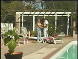 Blondine lutscht einen steifen schwanz am pool in ihre jeans snapshot 3