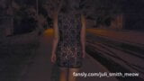 Menina andando com um vestido de renda transparente à noite snapshot 5