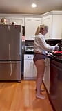 UNE VIEILLE GILF EN CULOTTE DE MAMIE NETTOIE LA CUISINE snapshot 13