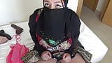 Mujer musulmana británica entra en un burdel en Liverpool snapshot 8