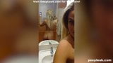 Rubia tetona se filma masturbándose snapshot 3