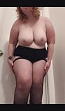 Une femme au foyer BBW essaye un strip-tease snapshot 2