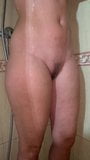 Une MILF sexy se douche snapshot 4