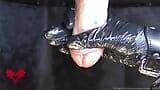 Melktafel close-up: de meesteres masseert het sperma uit de pik met latexhandschoenen. snapshot 20