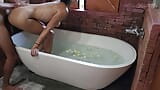 Гарний романтичний мінет і раком у ванній кімнаті snapshot 16