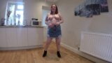 Une maman pulpeuse dans un strip-tease avec une jupe en jean snapshot 10